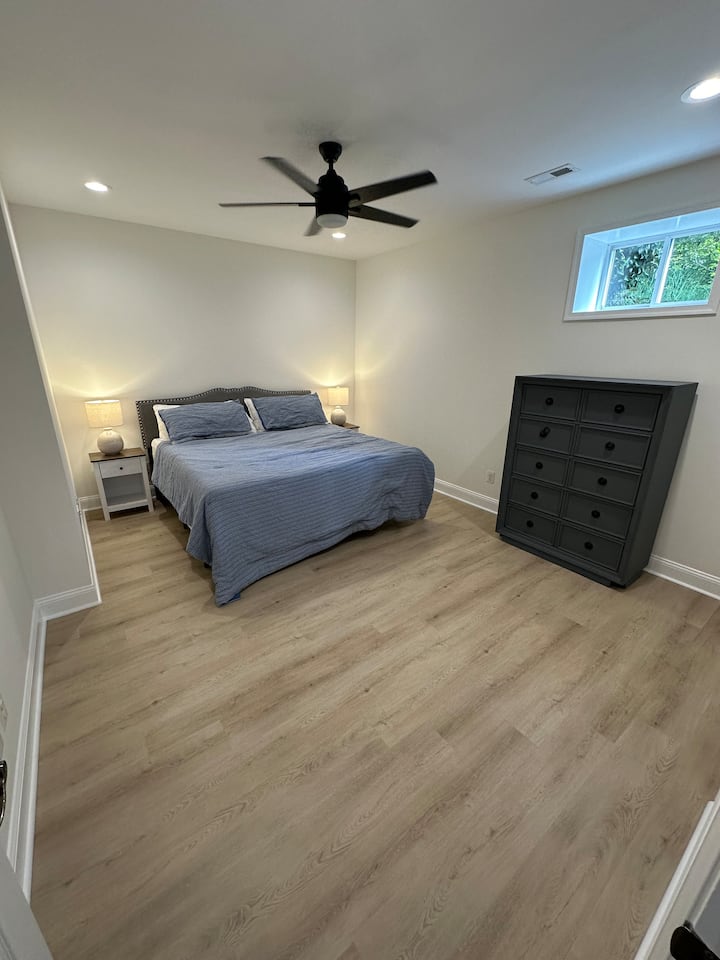 Chambre 4 avec lit King Size et salle de bain complète partagée avec chambre 5