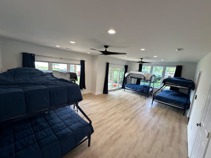 Chambre superposée avec 6 lits jumeaux et 2 lits doubles