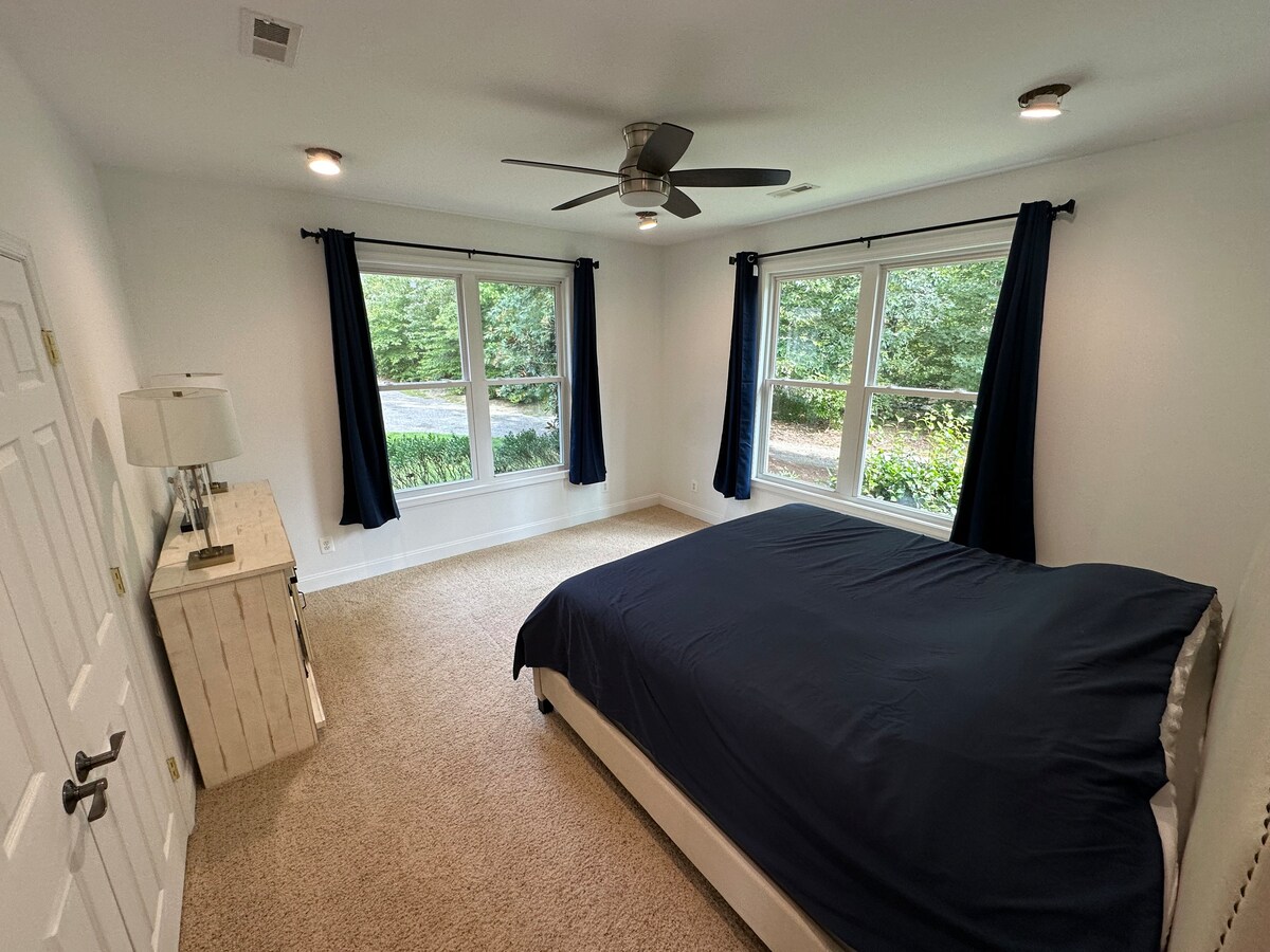 غرفة نوم 3 بسرير بمقاس كينج وحمام داخلي خاص 