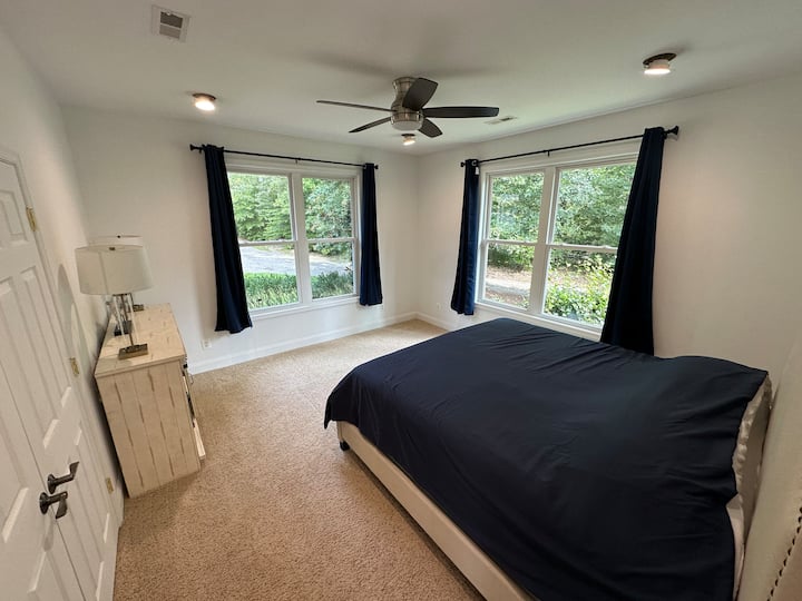 Chambre 3 avec un lit King Size et une salle de bains privative avec salle de bains privative 