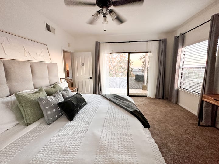 2e chambre avec lit King Size Tempurpedic qui s'ouvre sur la spacieuse terrasse de l'arrière-cour