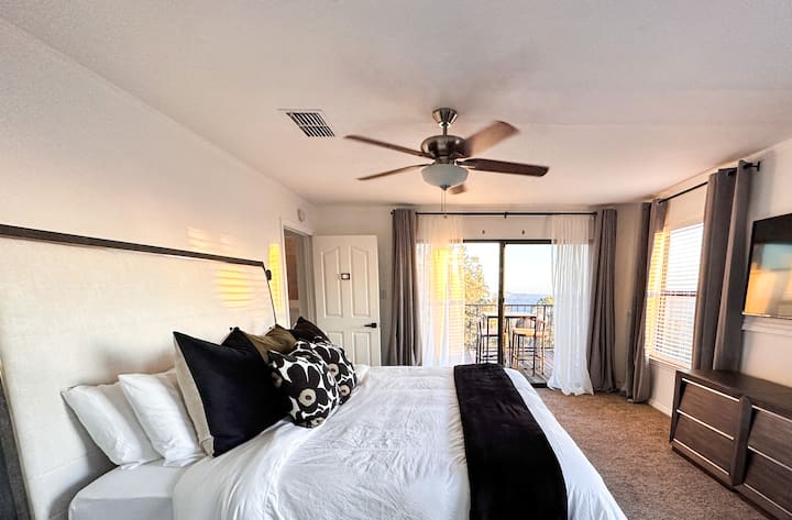 Chambre principale au 1er étage avec son propre balcon avec vue et grande salle de bain.