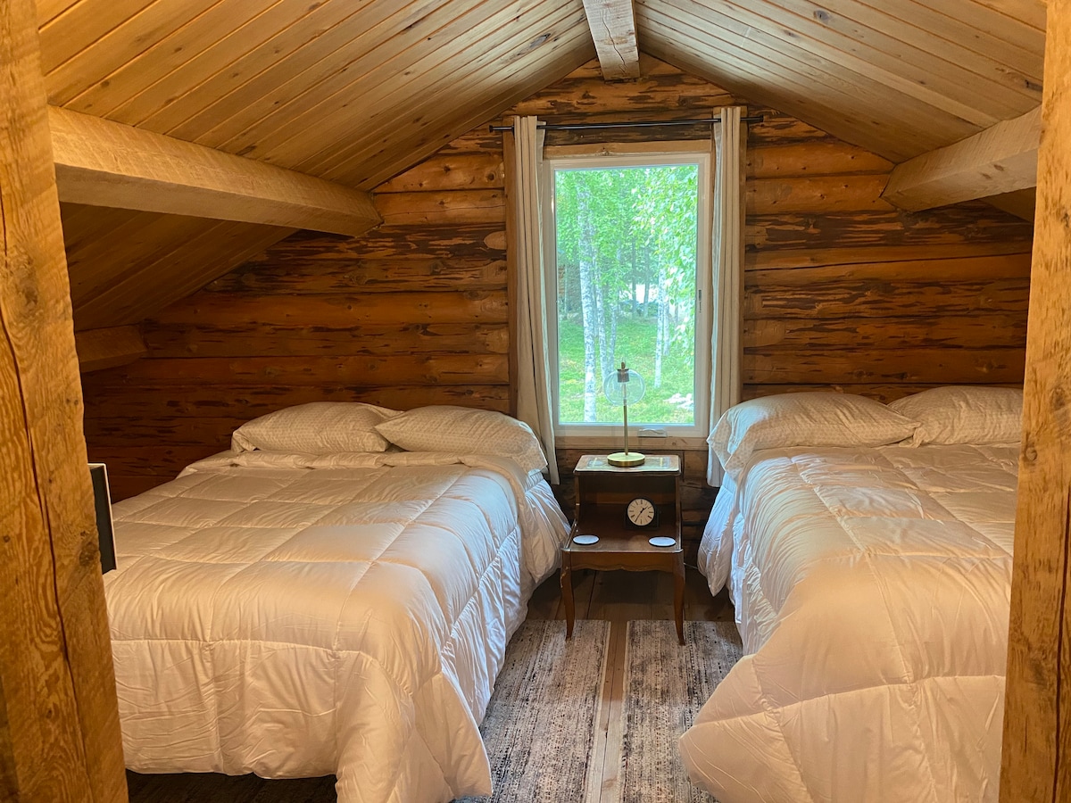 Esta es la habitación número 4.  El loft y requiere que accedas con las escaleras.  Hay dos camas de tamaño estándar.