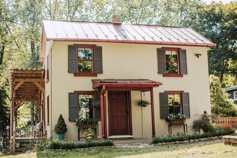 The Creekside Cottage: Downtown | Pet-Friendly