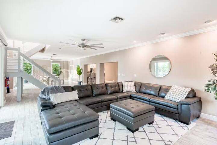 2 King Suites, Pool & Shuffleboard, Dock Access! gallery image 3