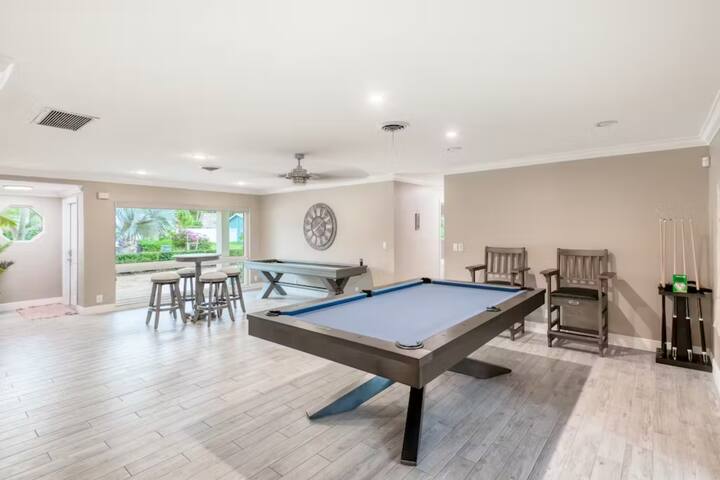 2 King Suites, Pool & Shuffleboard, Dock Access! gallery image 2