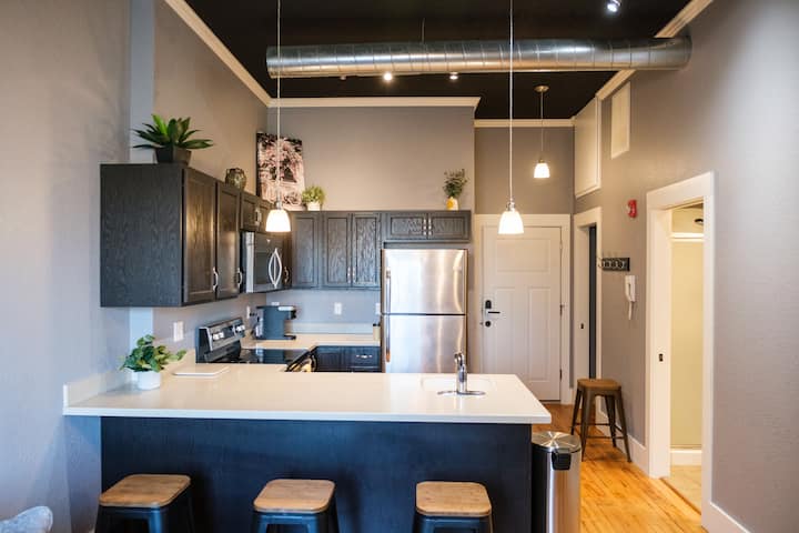 Local Discounts!-Trendy Loft In Downtown Newark