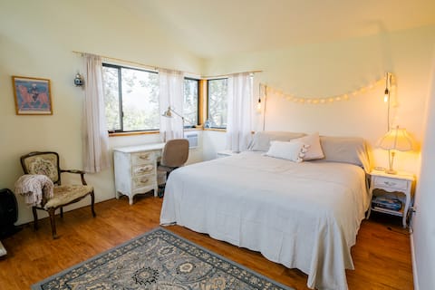 Popular Airbnb listing: Tree Top Vista. Red rock views in Prescott