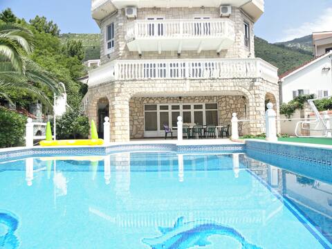 Family Home with swimming pool