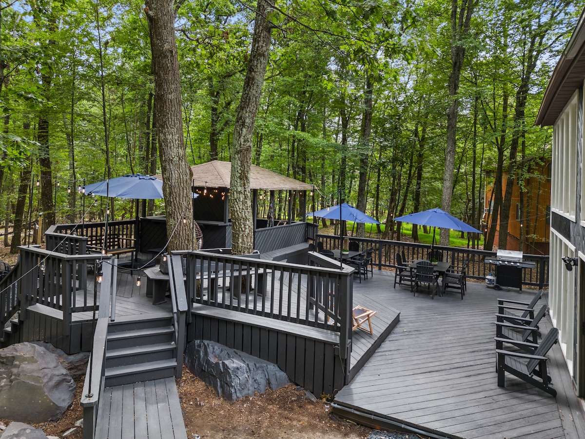 5BR Poconos Heaven! Hot Tub, Fire Pit, Jungle Gym Houses for Rent in