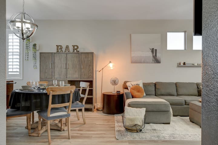 Beautiful Pool House 10 Mins Strip! Outdoor Oasis!