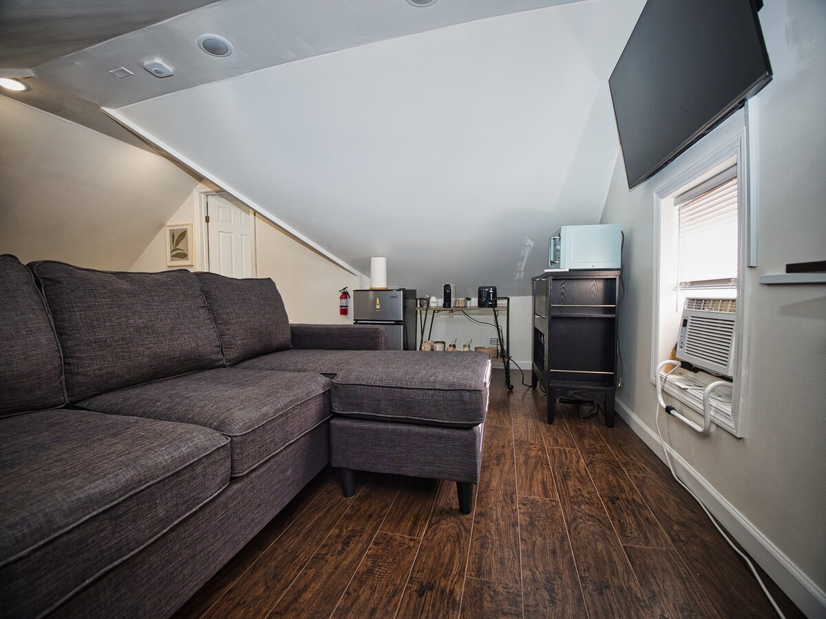 *Sofa inageuka kuwa kitanda cha sofa cha ukubwa kamili. 
* Utiririshaji wa Netflix. 

* vyombo vya jikoni:
Maikrowevu, oveni ndogo, toaster, mashine ya Nespresso iliyo na podi. 
Vyombo
Sahani
Vikombe na glasi. 