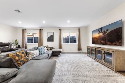 Modern Home with a Stunning View near Disneyland