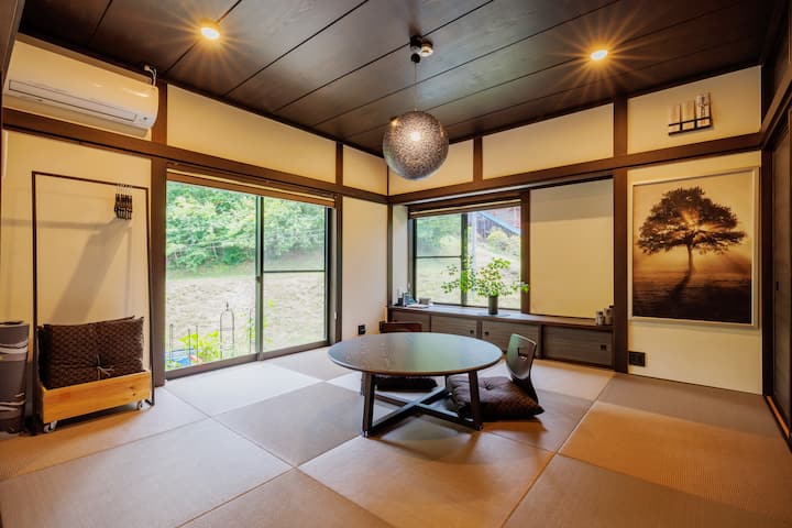 Ეს არის იაპონური სტილის საძინებელი (ტატამის ოთახი) პირველ სართულზე.