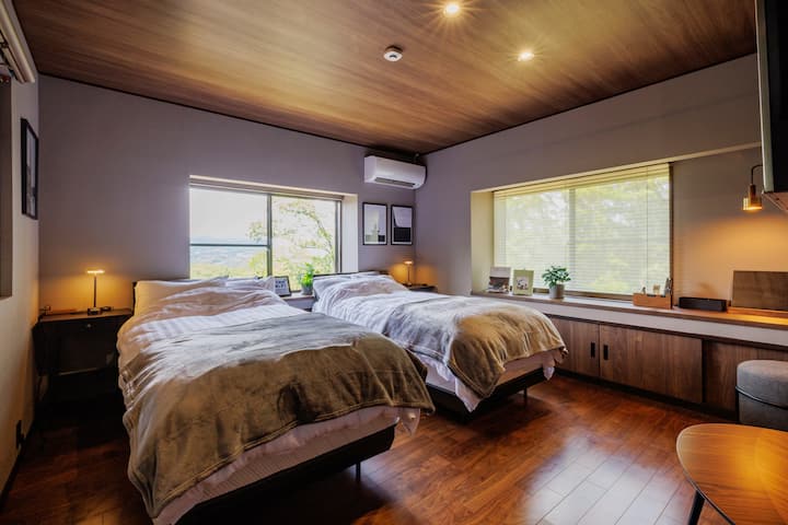 Ეს არის მთავარი საძინებელი მეორე სართულზე.