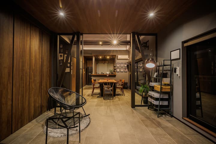 Ეს ოთახი შეგიძლიათ გამოიყენოთ საძინებლად სასადილო ოთახის გვერდით მდებარე ოთახში. Სასადილო ოთახისა და ამ ოთახის გამოყოფა შესაძლებელია შუშის კარით. Შუშის კარზე არ არის ფარდები ან ჟალუზები.