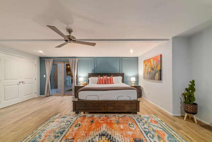 Decompress in this relaxing primary suite with dual vanity and dual shower head en suite (King sized bed)