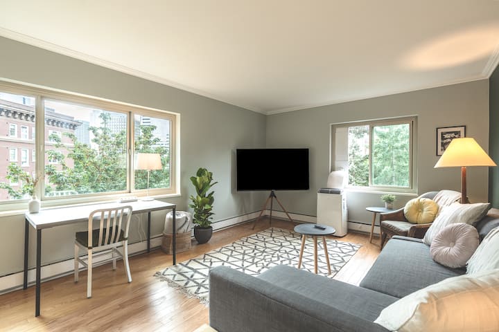 Quiet Condo Near Convention Center, Free Parking - Seattle, WA