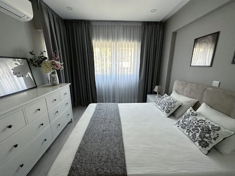 Seaside 2-BDR apartment with a pool