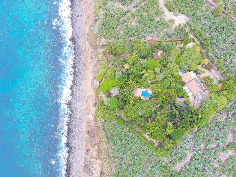 Garden Lovers with pool near Sea