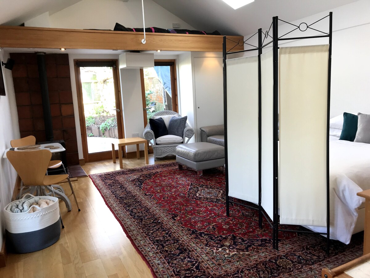 Top performing Airbnb: Studio Garden Room, relaxing & comfortable in Charlton Kings