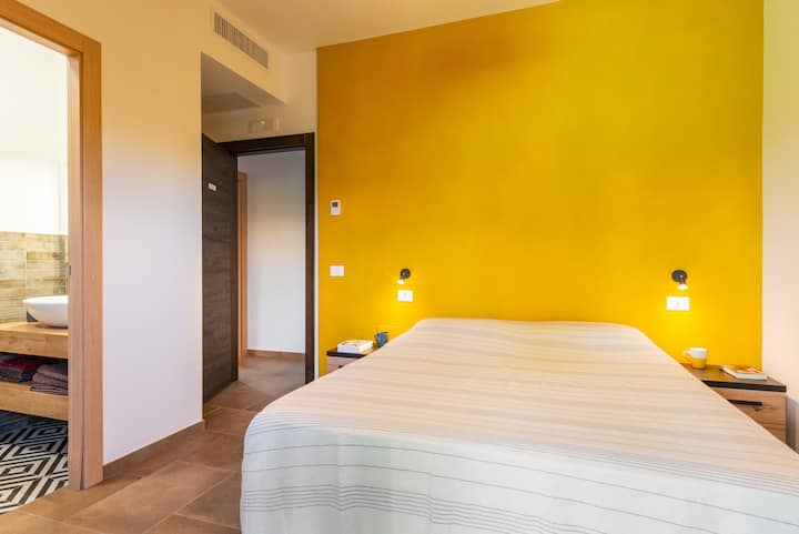 Casa Pepi, dormitorio principal y baño privado.