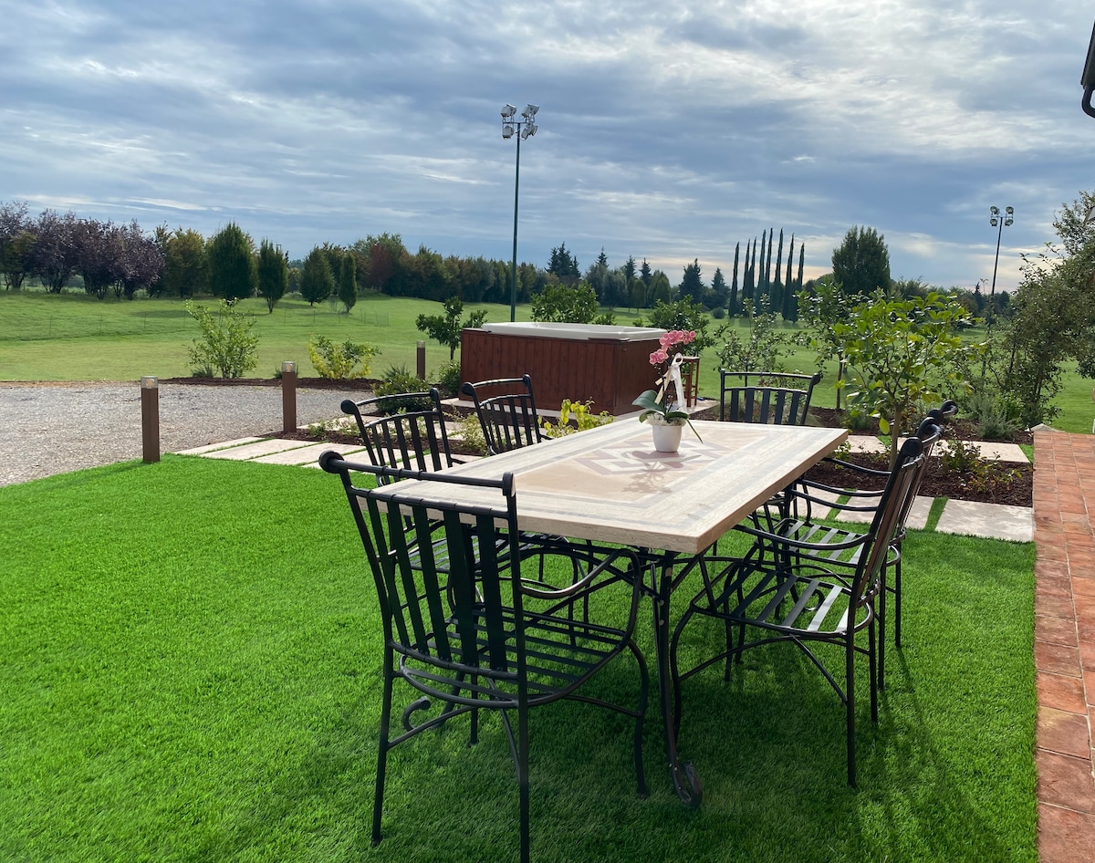 Proprietà Airbnb di successo: Luxury Apartment surrounded by greenery a Desenzano Del Garda