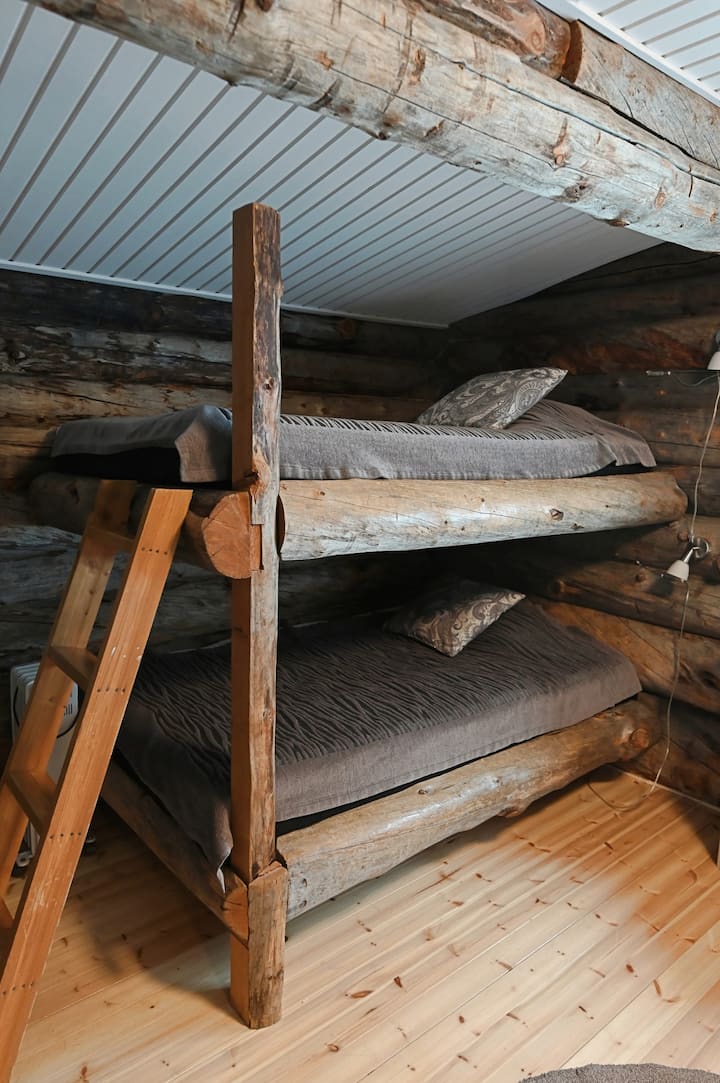 Litera de madera hecha a mano con colchones de 120 cm de ancho.