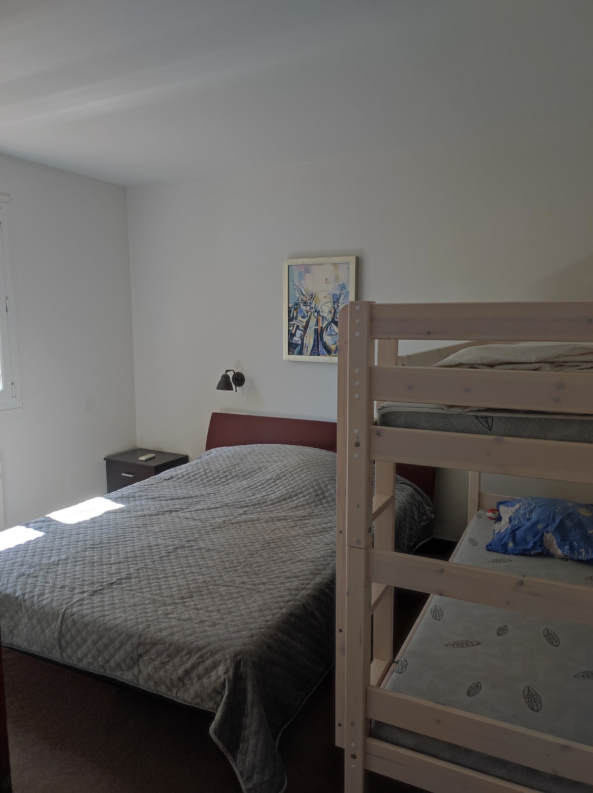 ห้องนอน 1 เตียง 160 ซม. + เตียงสองชั้น 1 หลัง (ทั้งหมด 4 ที่)