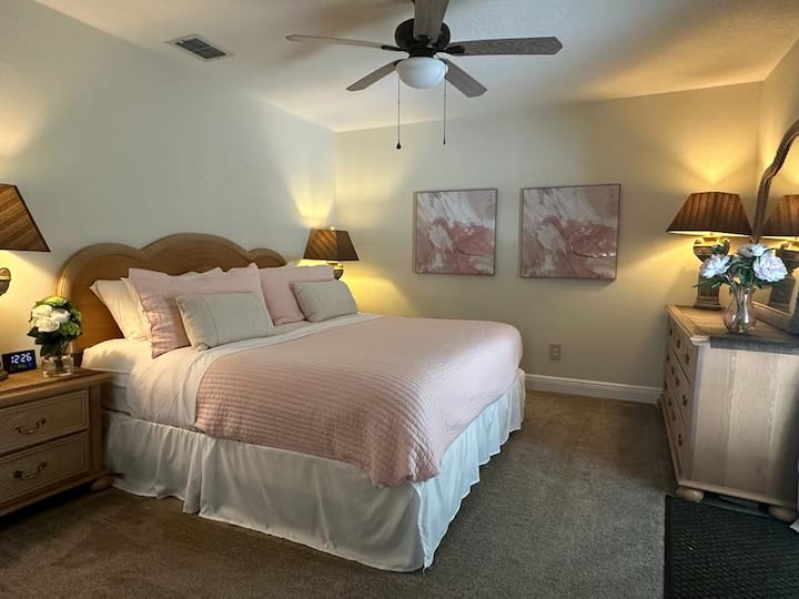 Საძინებელი 2:
დიდი ზომის საწოლით და აუზზე პირდაპირი წვდომით. Კარადის სივრცითა და სააბაზანოთი 