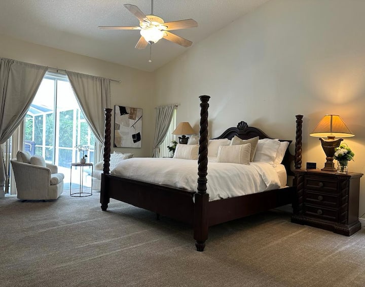 Დიდი მთავარი საძინებელი აუზზე პირდაპირი წვდომით, გასეირნება გარდერობსა და სააბაზანოში