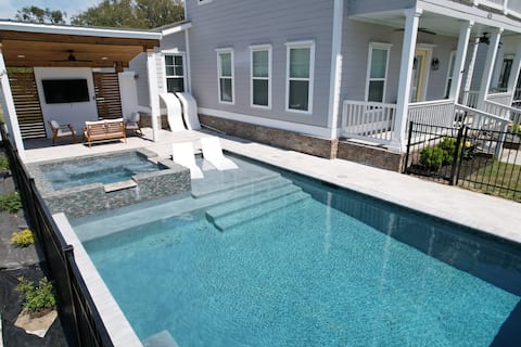 *Walk to Beach! Heated Pool/Spa*views & oak trees