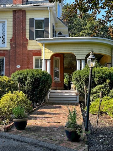 Listing in Poughkeepsie-Newburgh-Middletown