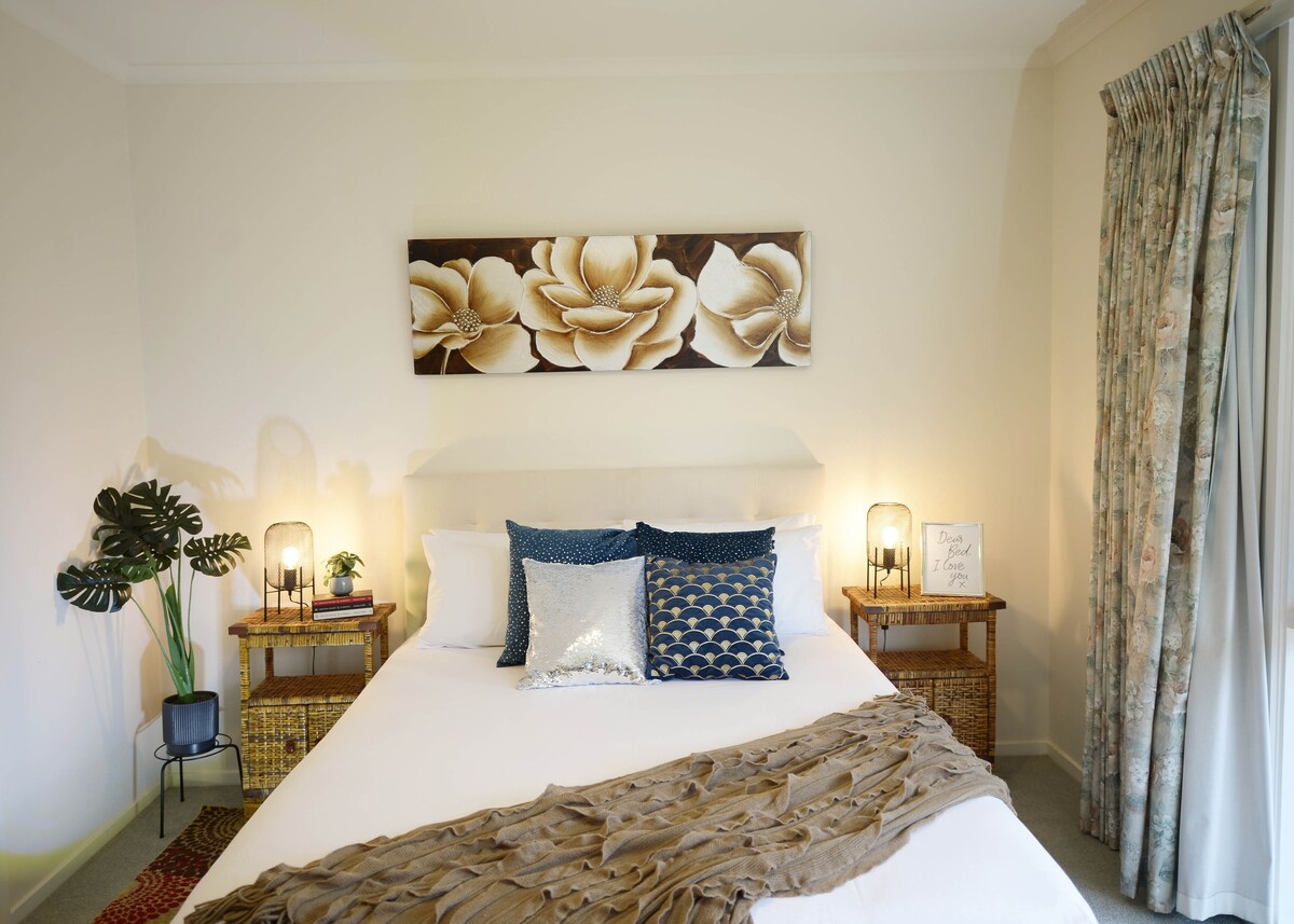 Главна спална соба со брачен кревет (широк 150 – 179 см)