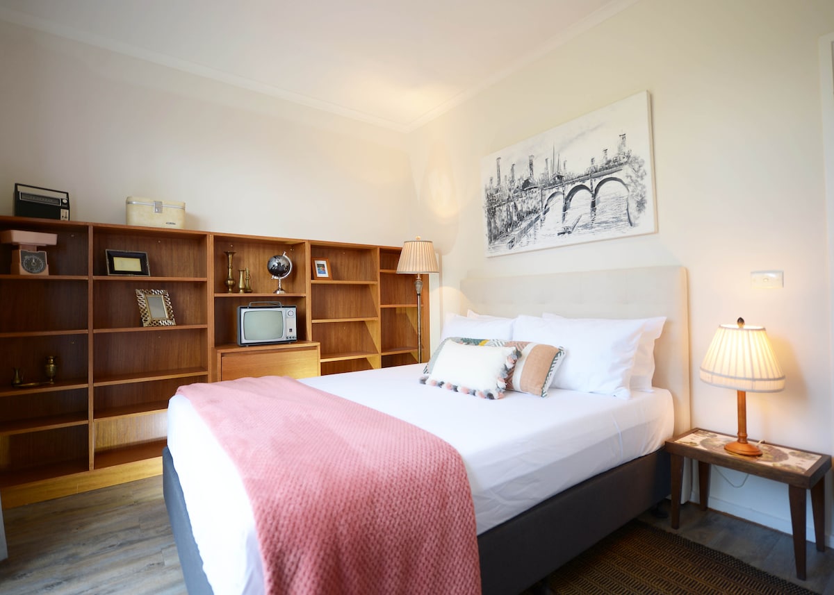 Втора спална соба со брачен кревет (широк 150-179 см)