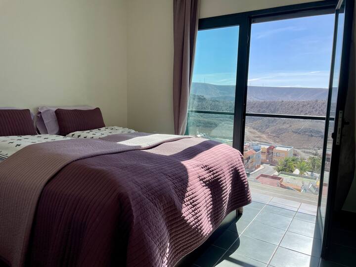 Cama grande en el dormitorio con una vista espectacular.
Cama espaciosa en el dormitorio con vistas fantásticas.