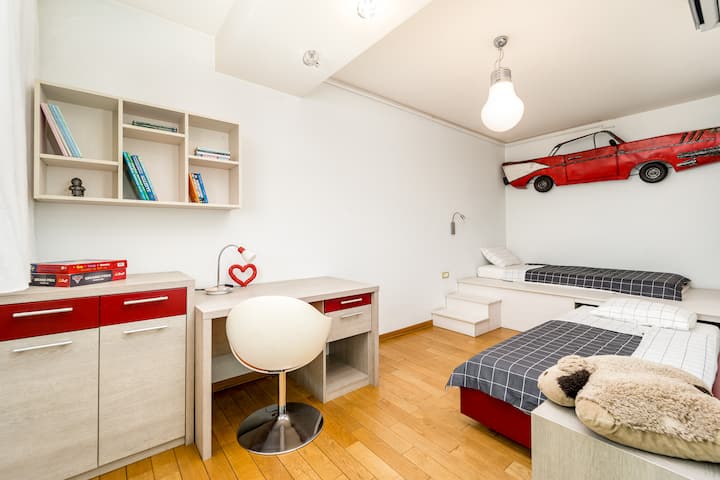 Chumba cha kulala cha rangi nyekundu