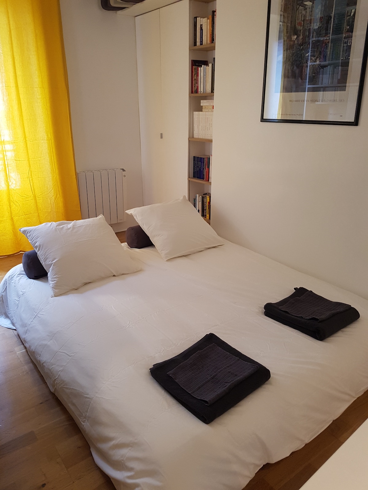 Sofa bed, in 160 x 200 two person mode. Comfortable Futon mattress, 20cm thick. Blackout blinds on the window to ensure the comfort of the night.