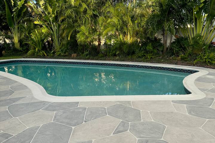 Tropical Paradise in Lighthouse gallery image 4