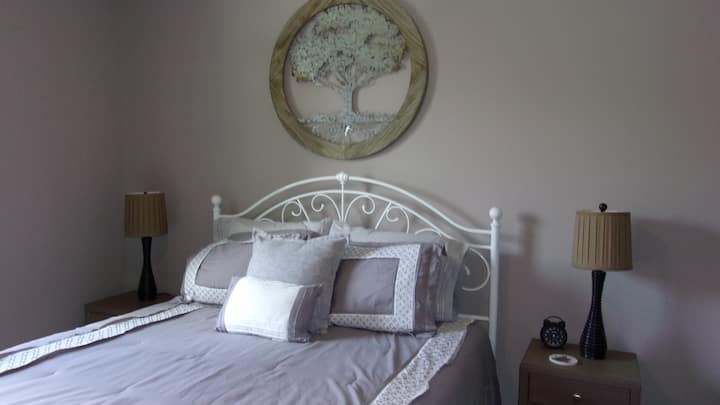 Спална соба бр.2 со брачен кревет (широк 150-179 см)