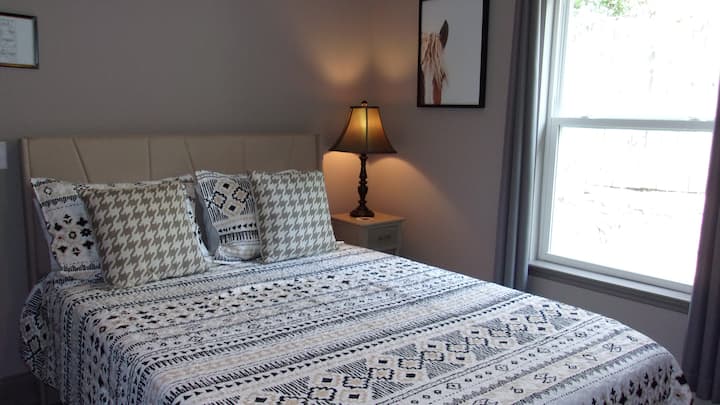 Брачен кревет (широк 150-179 см) со канцеларија.