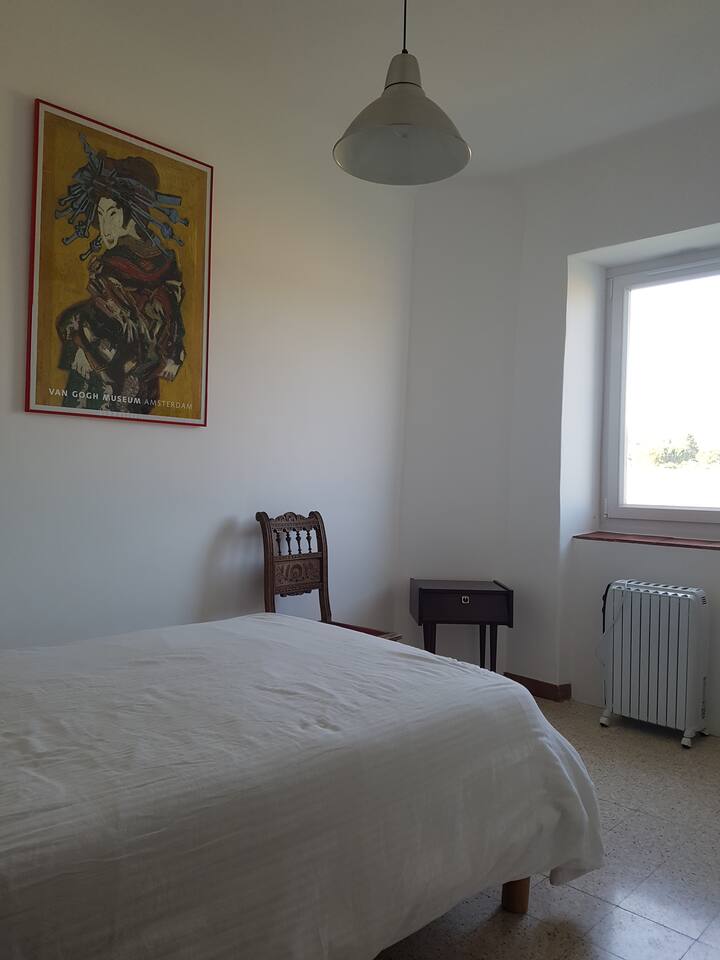 Chambre Van Gogh 1 bis
Dritarja është ndryshuar. Pamja është në fusha: pemë bajamesh, ullinj dhe livando.
Shtrojat dhe dyshekët janë të rinj.