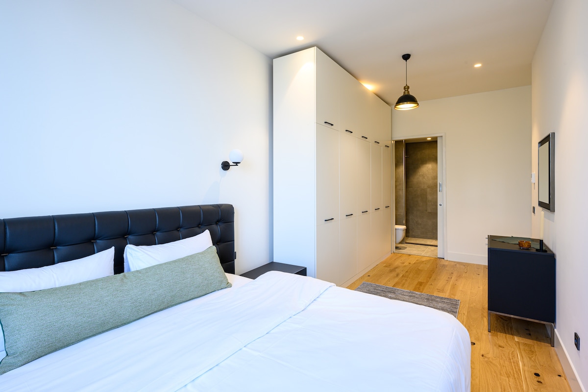 Doprajte si bohatstvo: luxusná manželská posteľ s vlastnou kúpeľňou.