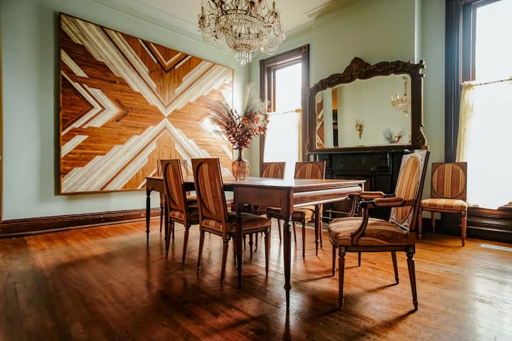 Henrie House | Luxury 4BR Downtown Historic Gem gallery image 3