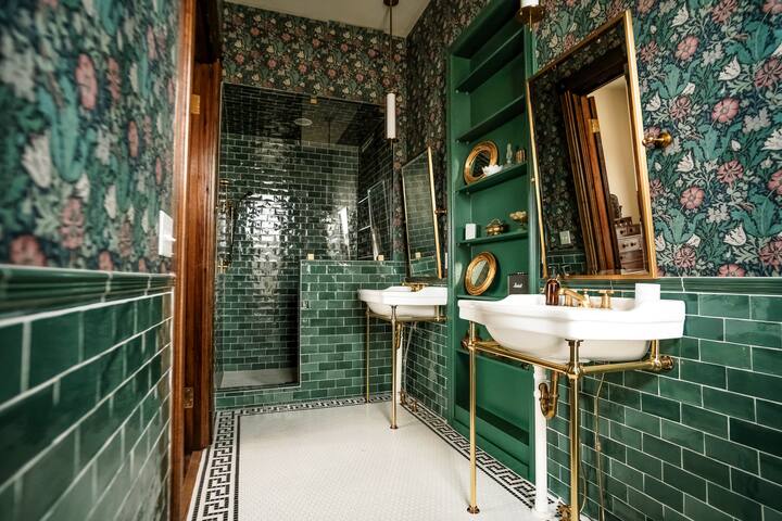 Henrie House | Luxury 4BR Downtown Historic Gem gallery image 5