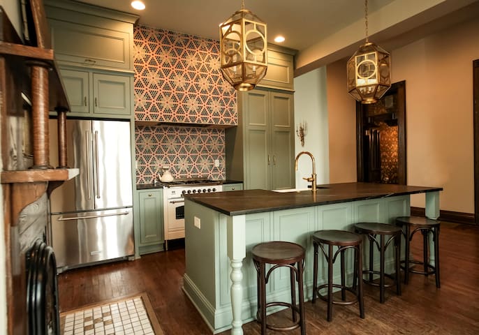 Henrie House | Luxury 4BR Downtown Historic Gem gallery image 2