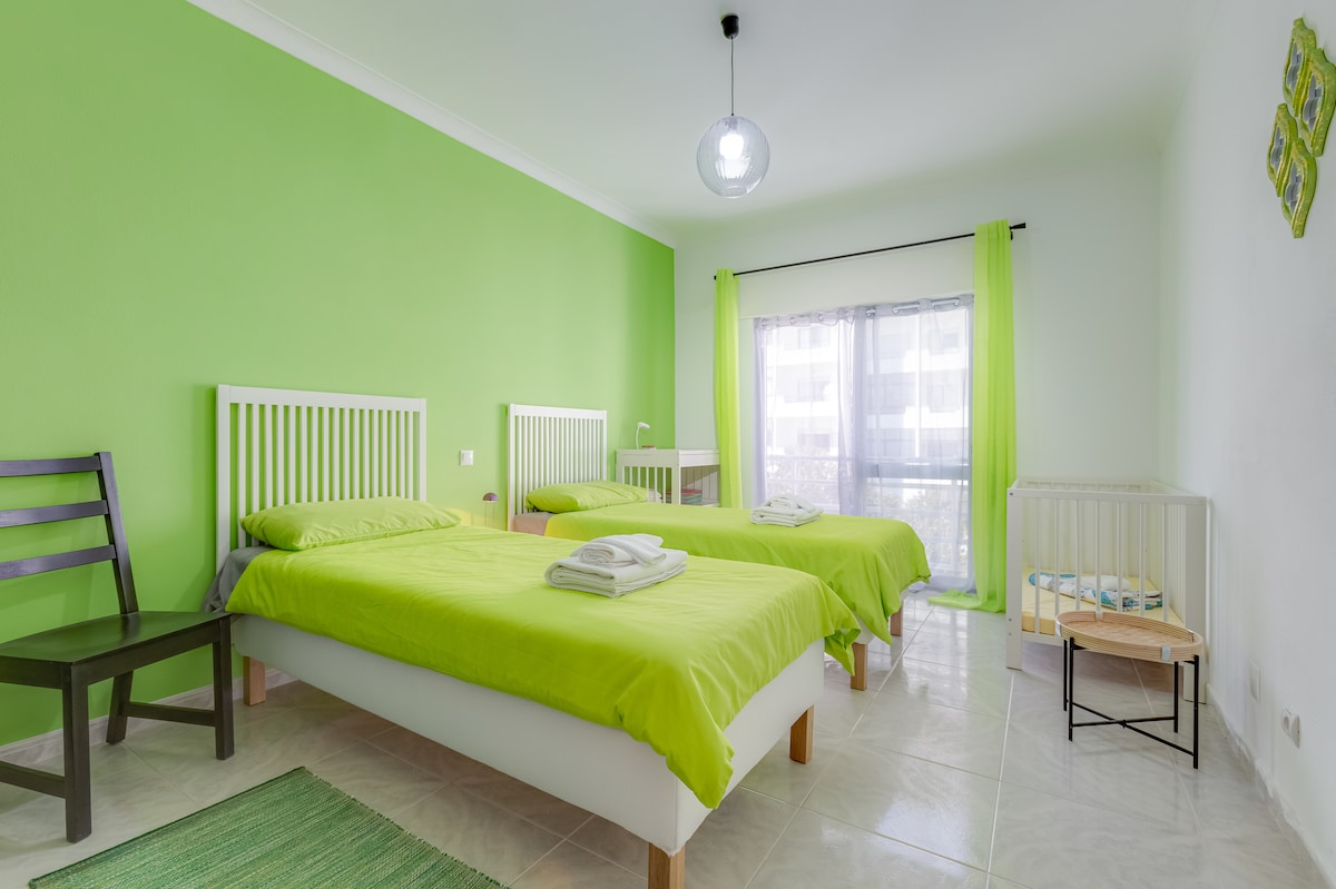 Zelená izba, 2 jednolôžka + detská postieľka a prebaľovací pult. Vždy k dispozícii na Airbnb.