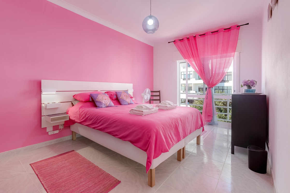 Ružová izba, manželská posteľ 180x200 so zabudovanými skriňami.