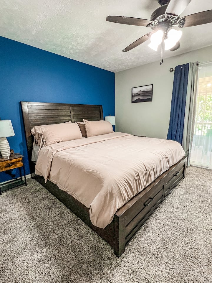 Კარგად მოფიქრებული დაპროექტებული, რომ უზრუნველყოთ მშვიდი ღამის ძილი, ეს კომფორტული საწოლი აღჭურვილია სასტუმროს ხარისხის თეთრეულითა და ბალიშებით.
