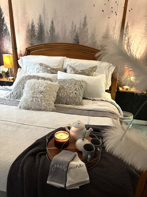 Value! Spacious-Breakfast-Hot tub! Comfy-Location!